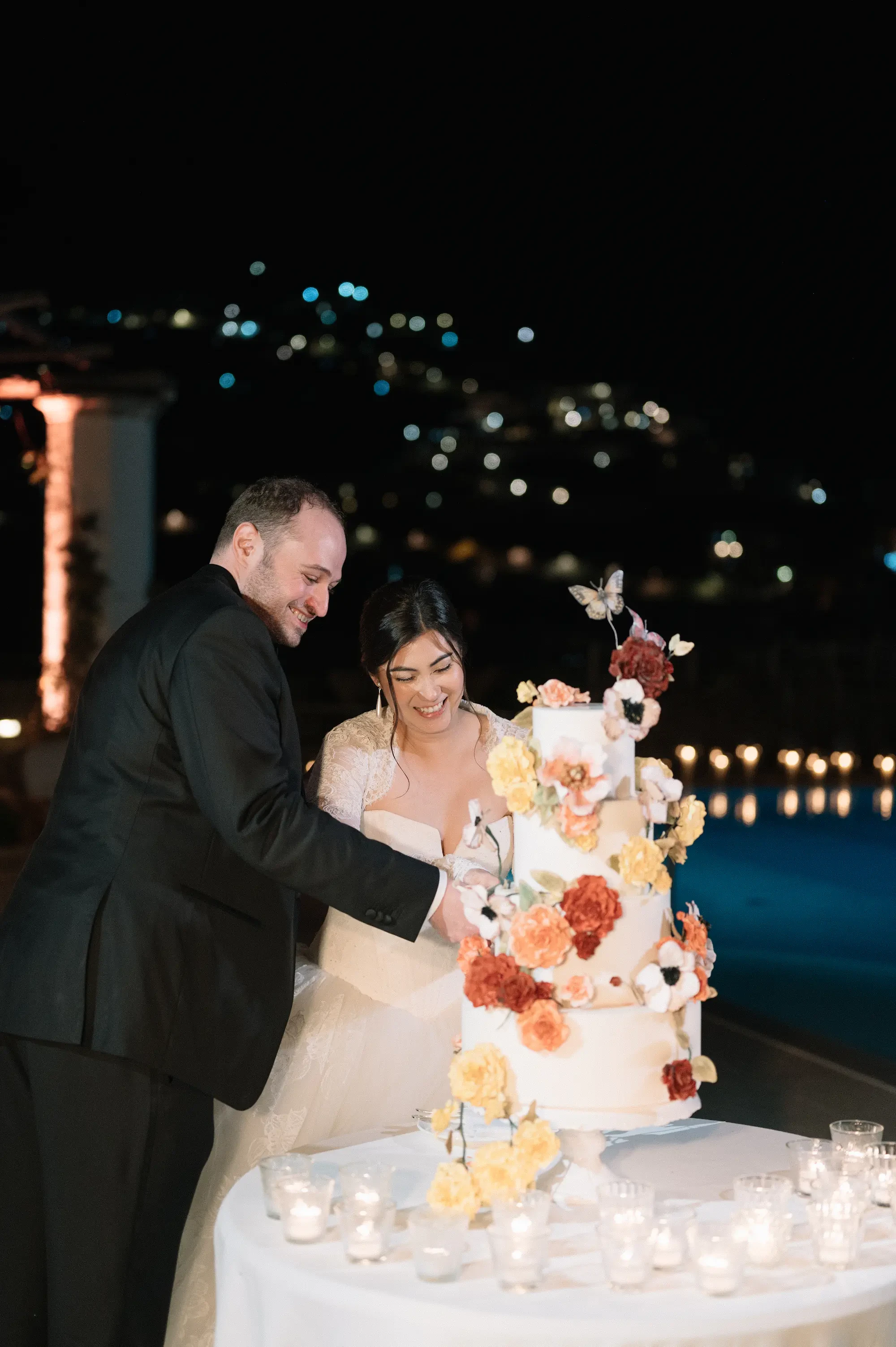 Bride and Groom cutting the wedding cake at Hotel Caruso