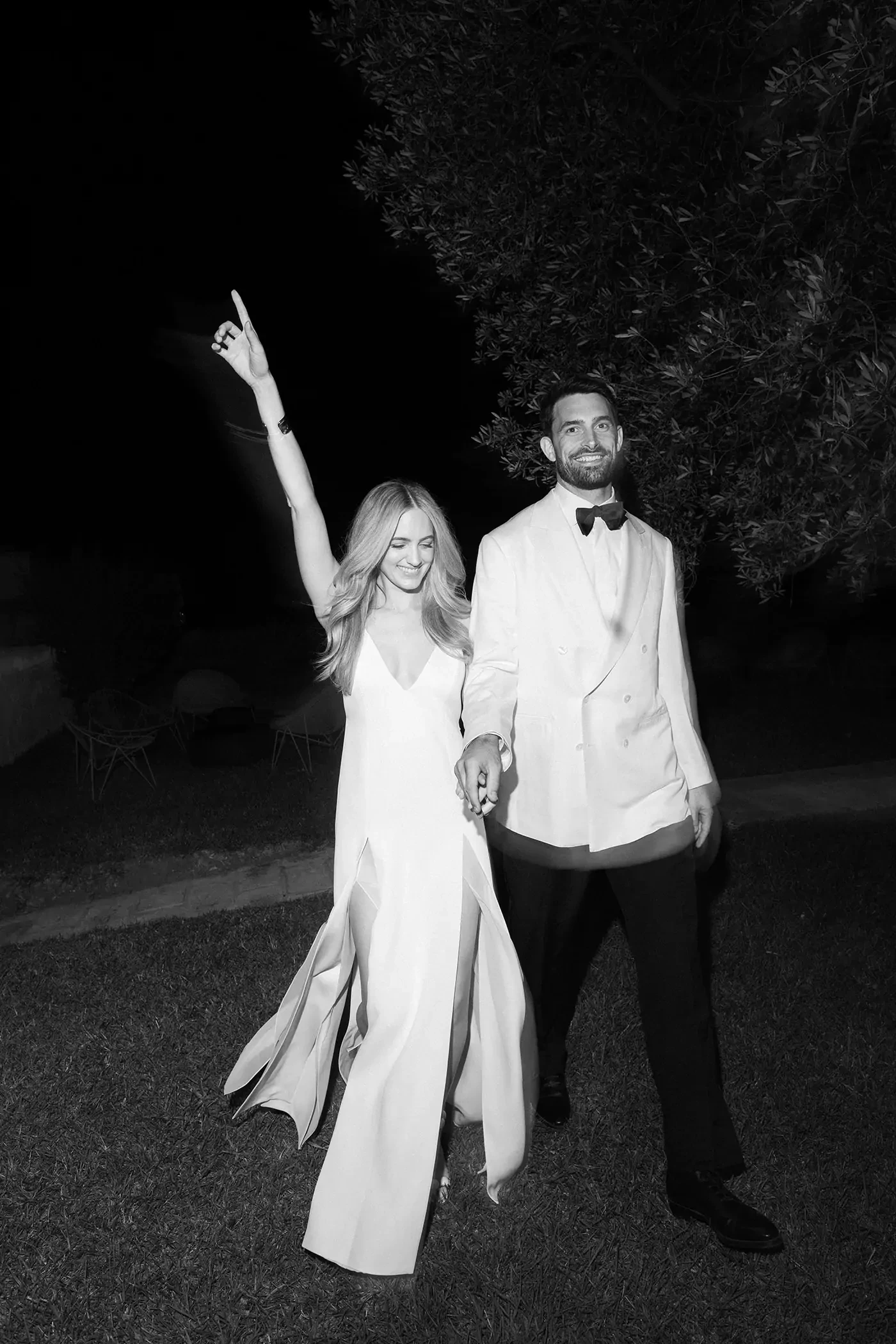Newlyweds are ready to cut the cake