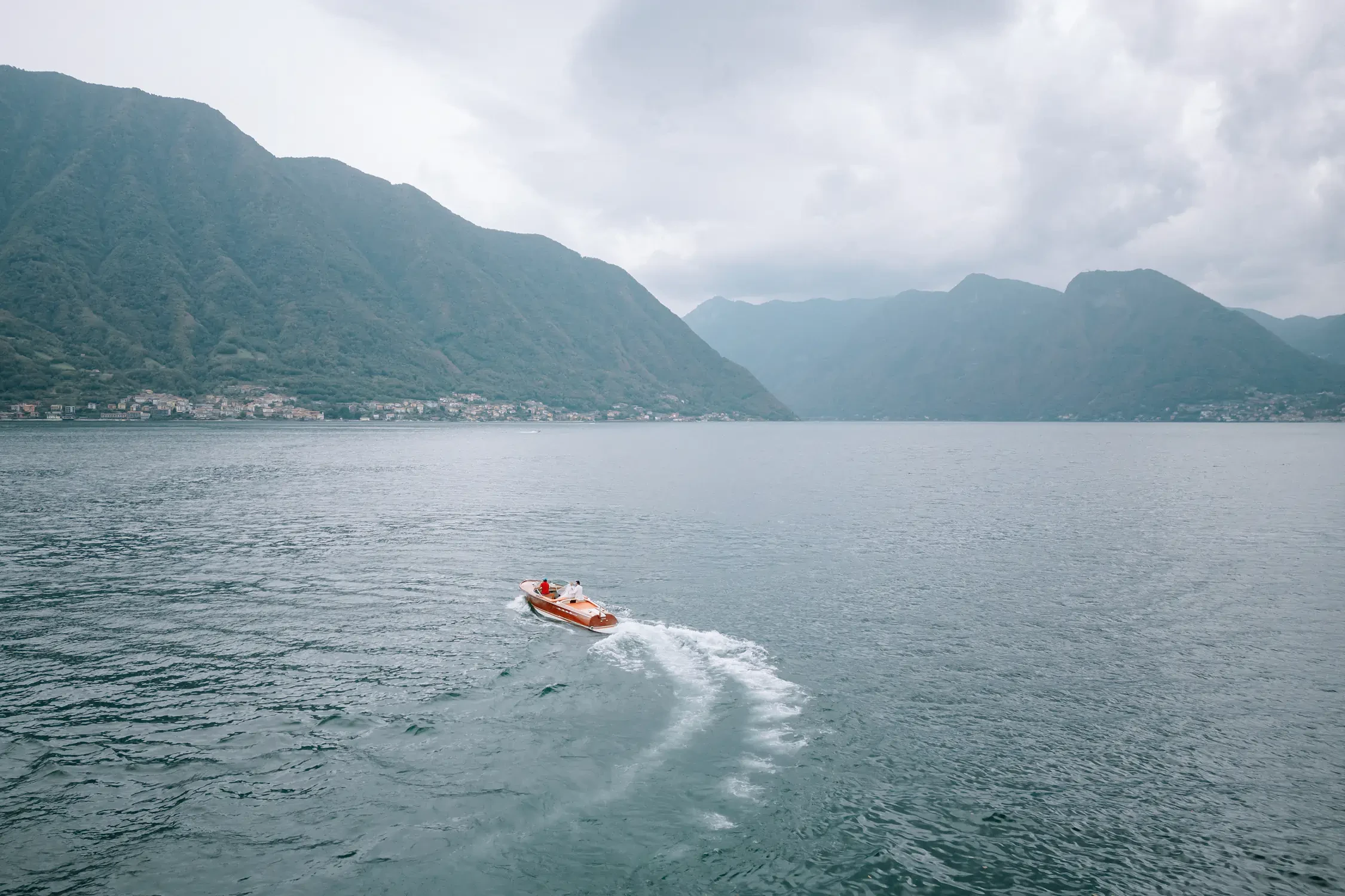 newlyweds on a boat trip on Como Lake