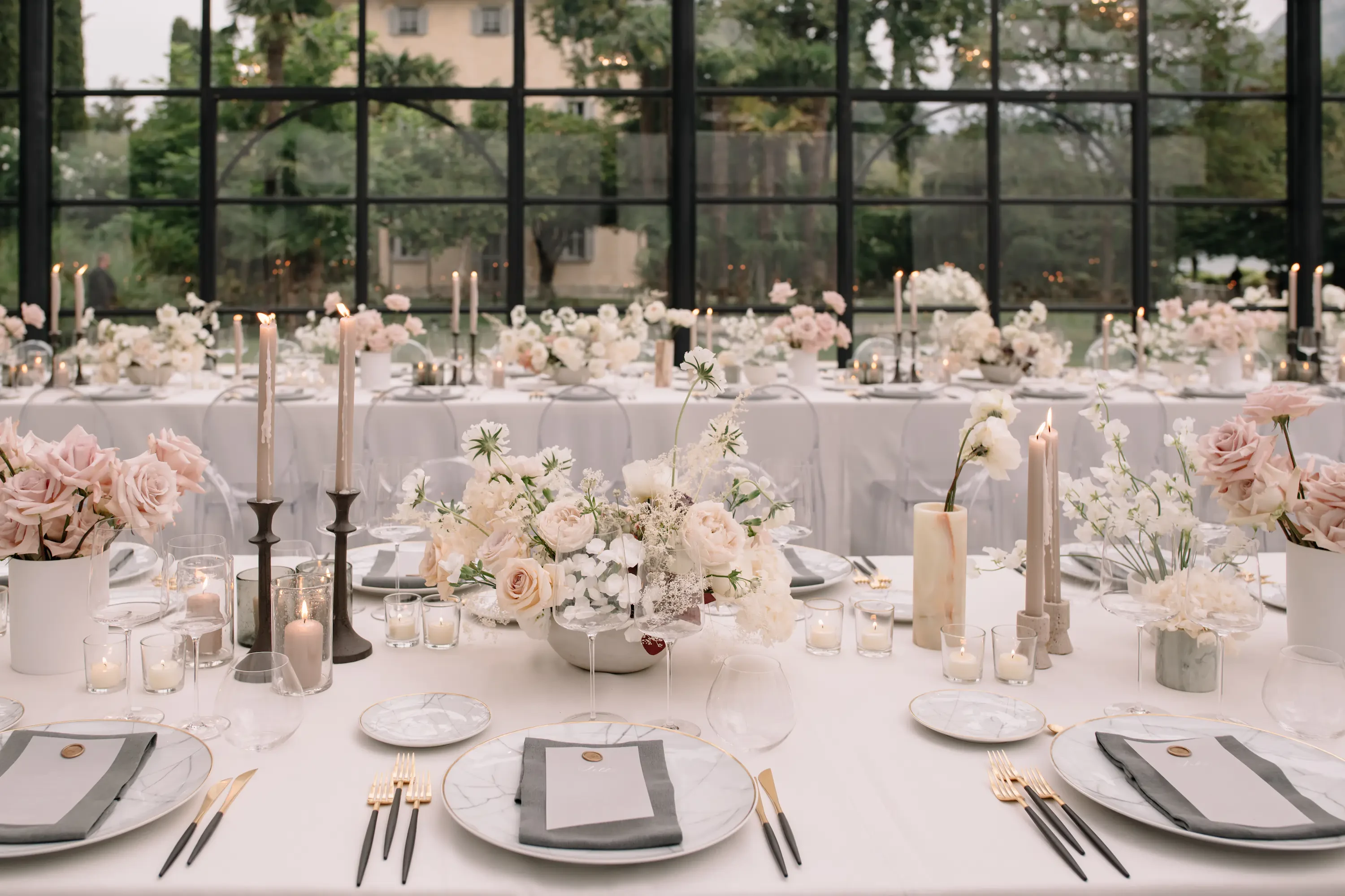 Table setting and floral decorations for wedding banquet in Villa Balbiano