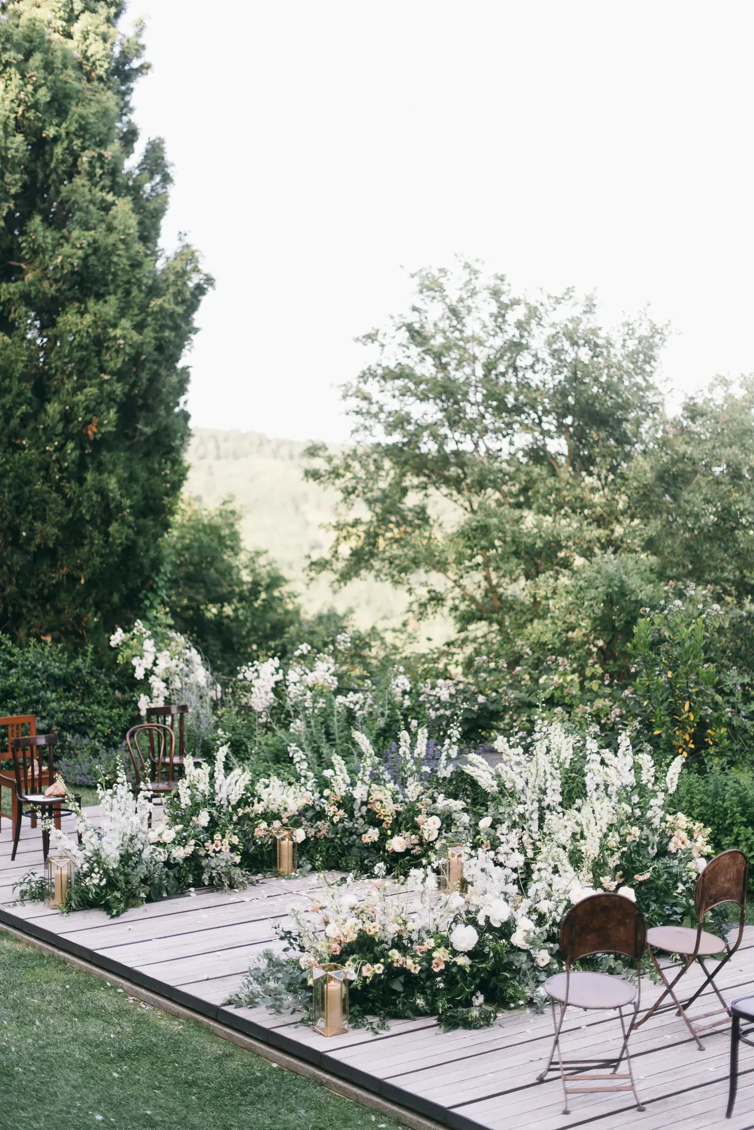 Outdoor wedding ceremony in Tuscany