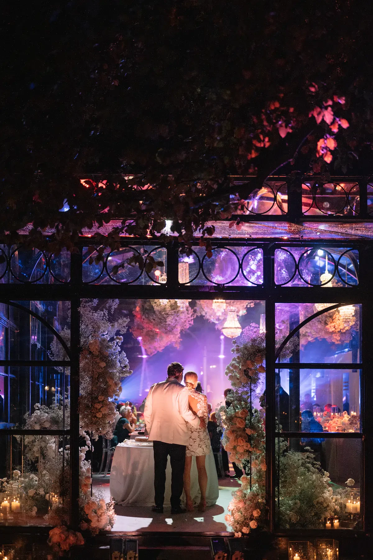 newlyweds cutting the wedding cake in Villa Balbiano
