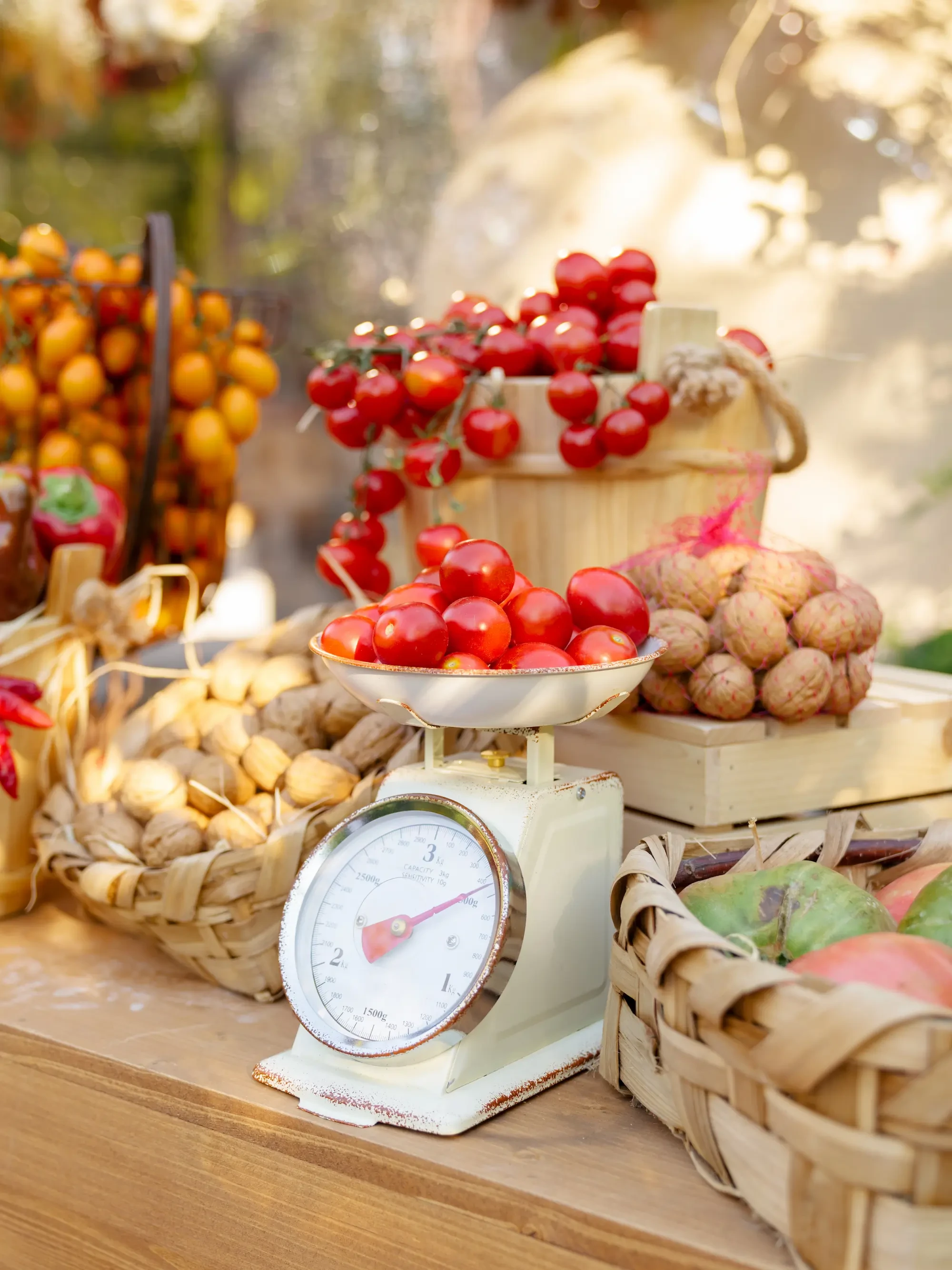 welcome dinner decorations with fresh tomatoes