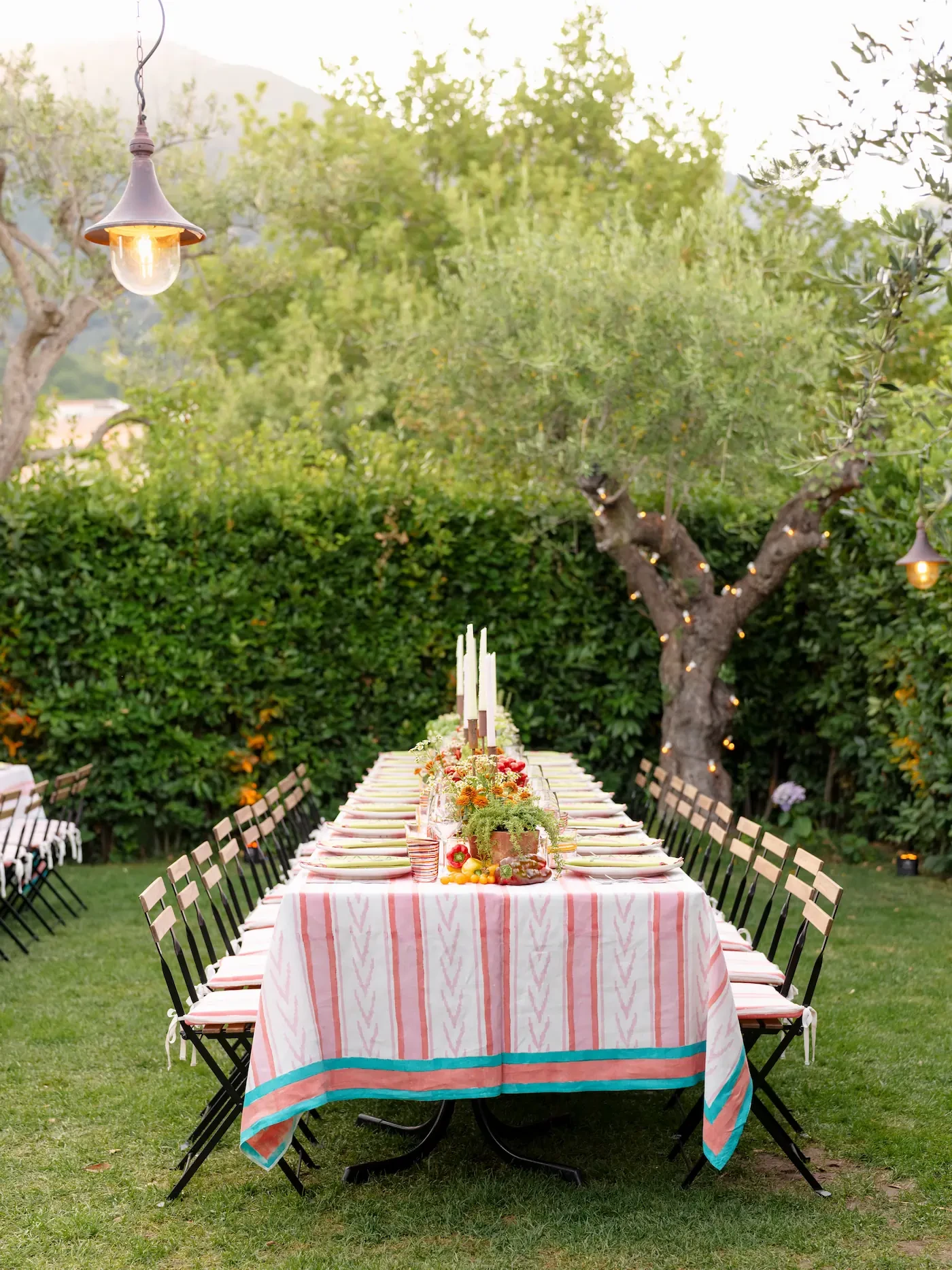 welcome dinner garden tablesetting in ravello