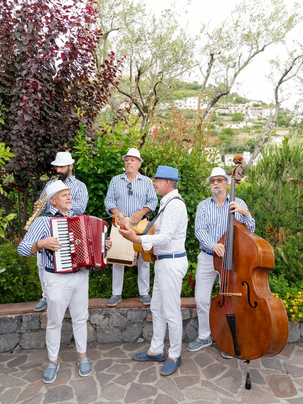 welcome dinner live folk music