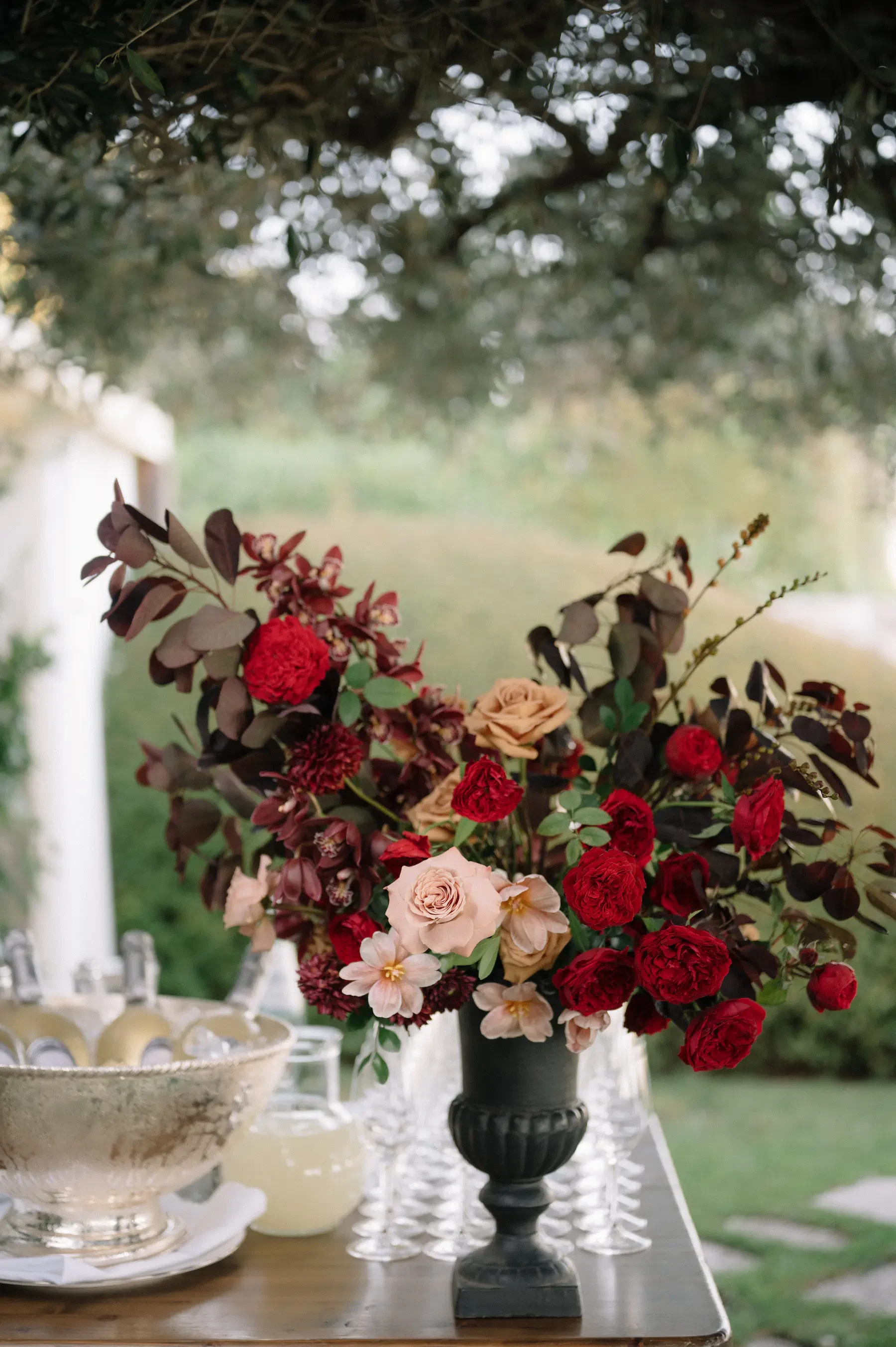 Elegant vase with roses in pink and deep red