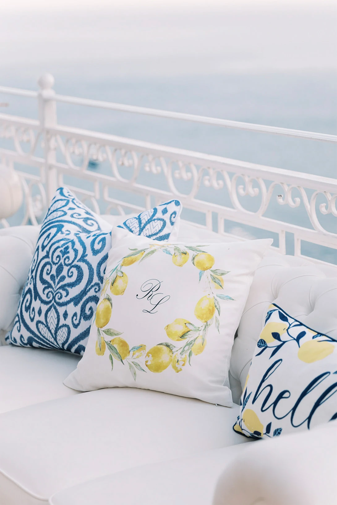 Cushions with lemon motives
