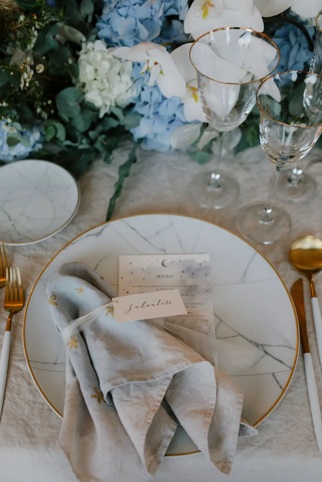 Table setting with marble plates and linen napkins