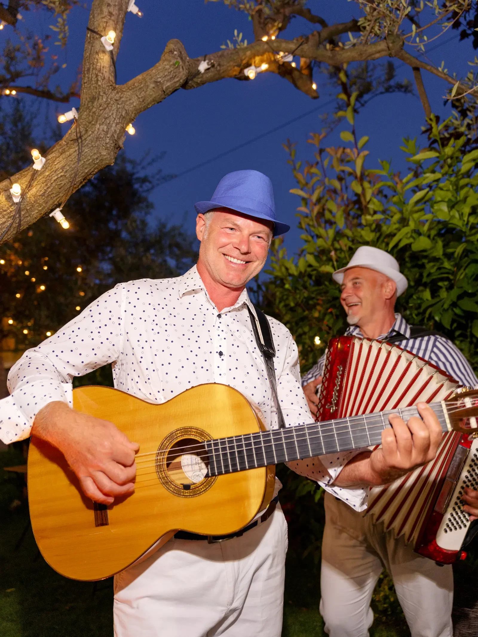 live folk music entertainment at welcome dinner in ravello