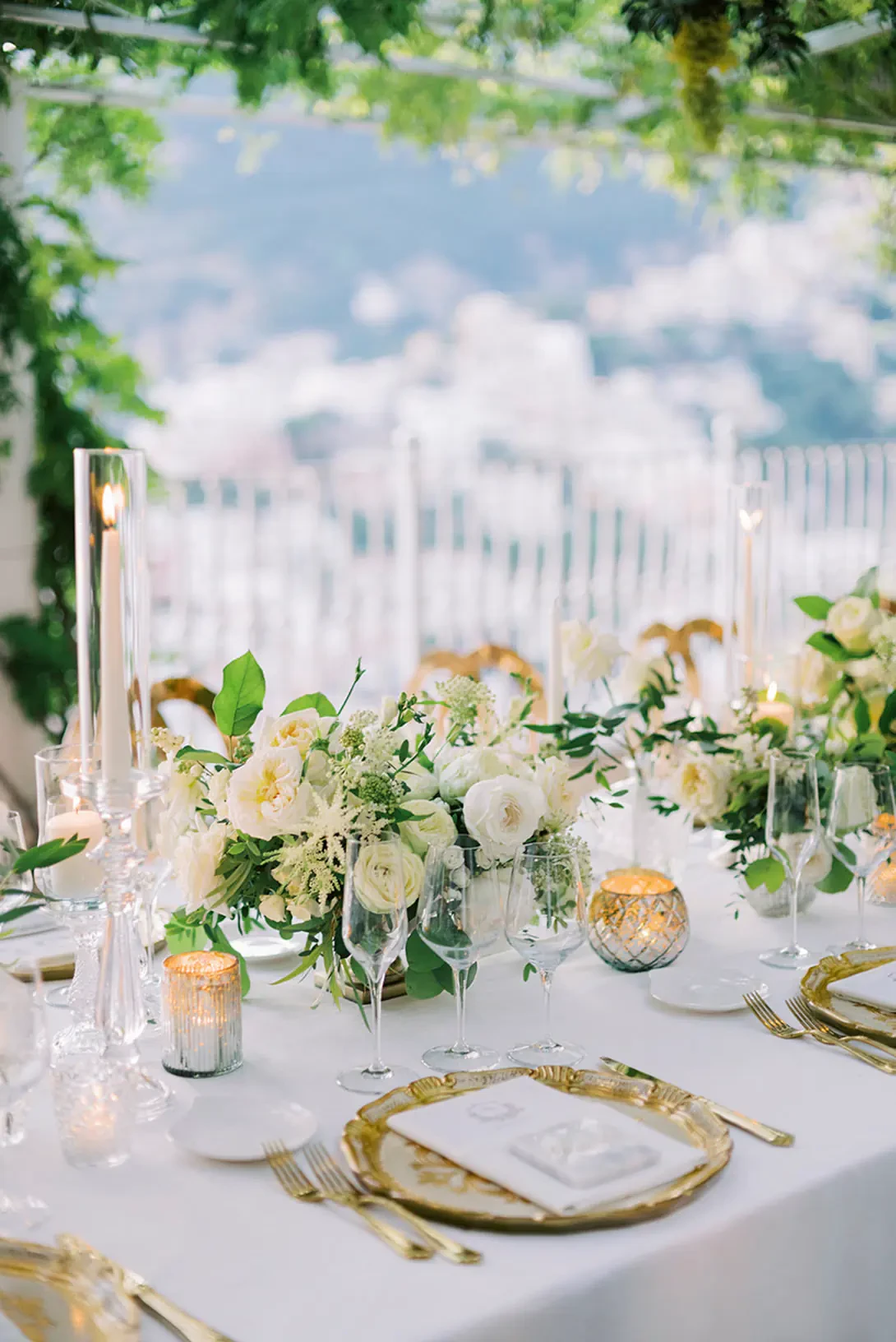 Table setting in white, green and gold