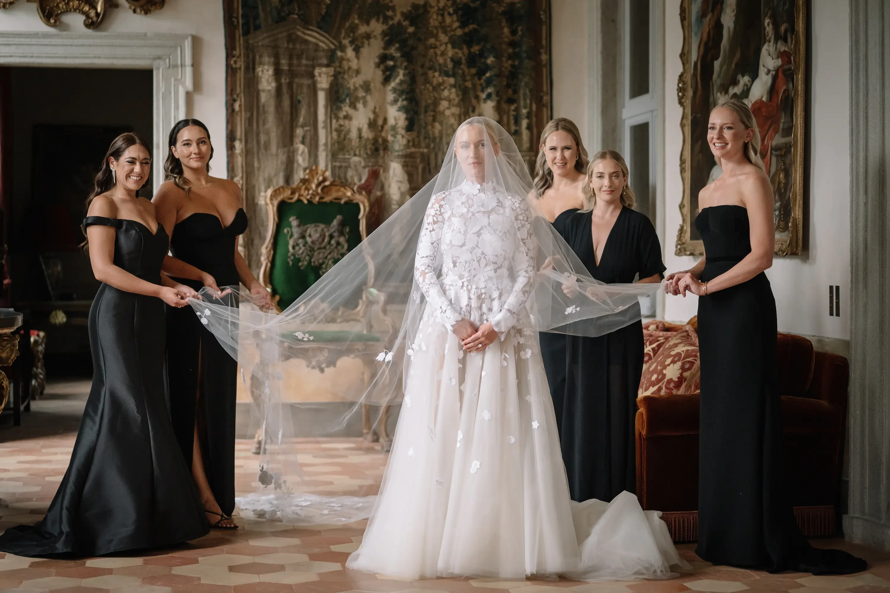 Bride with bridesmaids portrait in Villa Balbiano