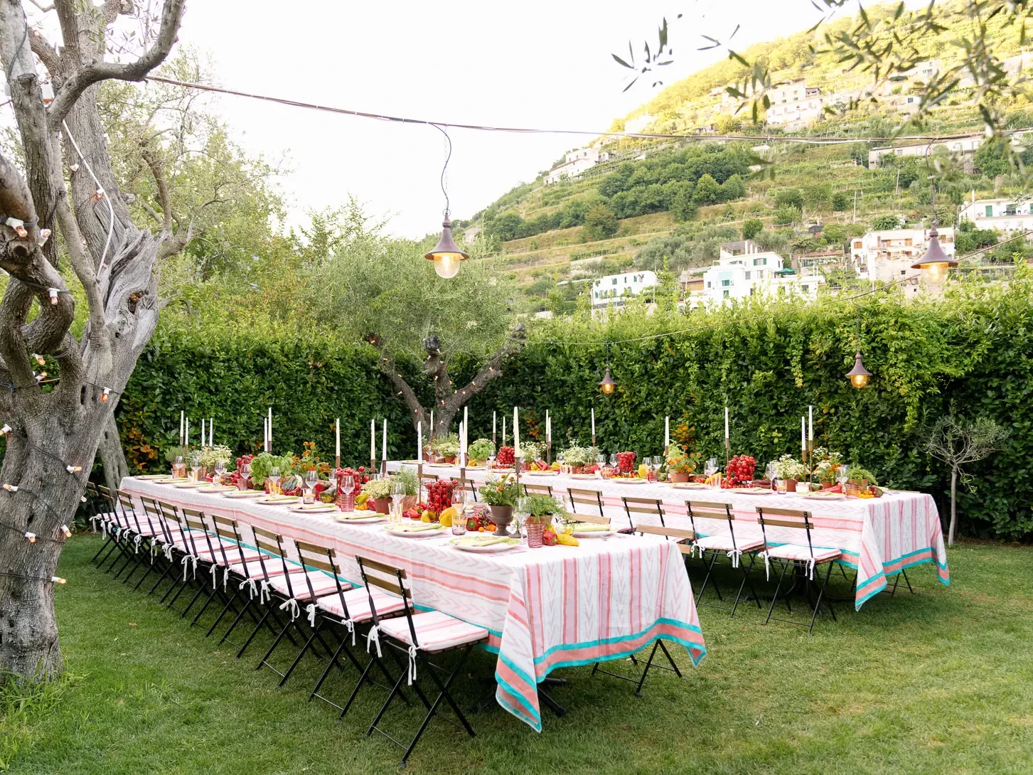 welcome dinner outside tablesetting in ravello at da lorenzo