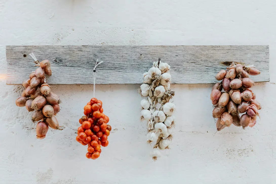 Decoration with tomatoes, garlic and onions