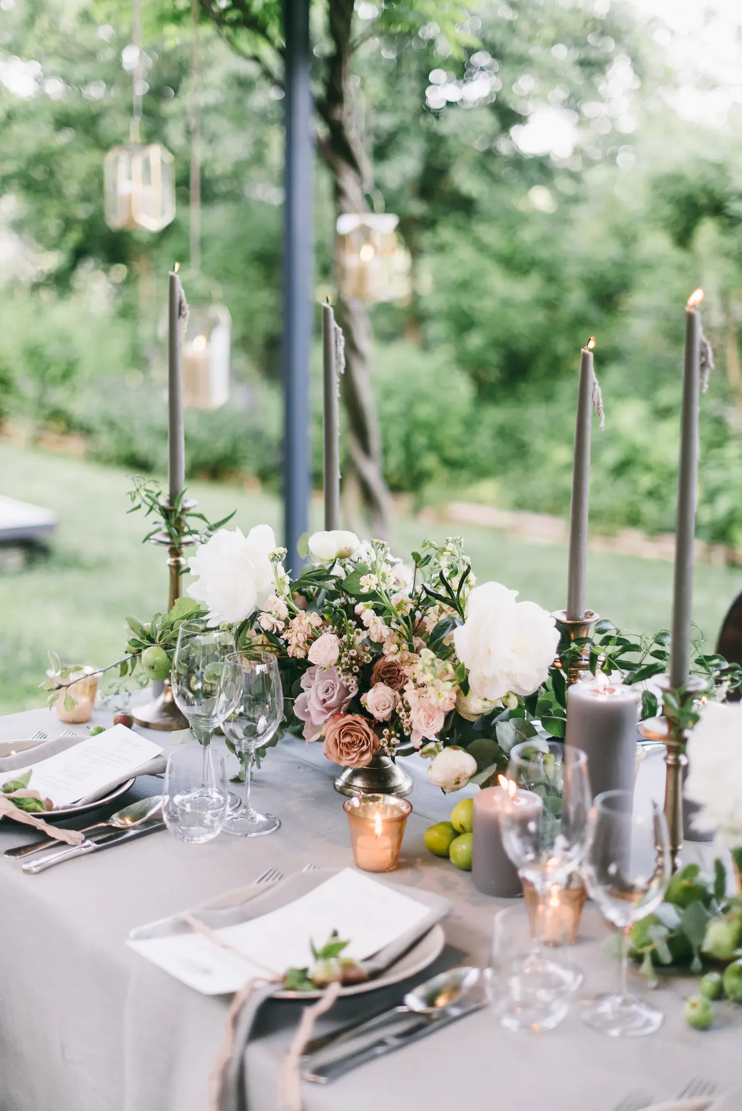 Minimal and elegant table decorations