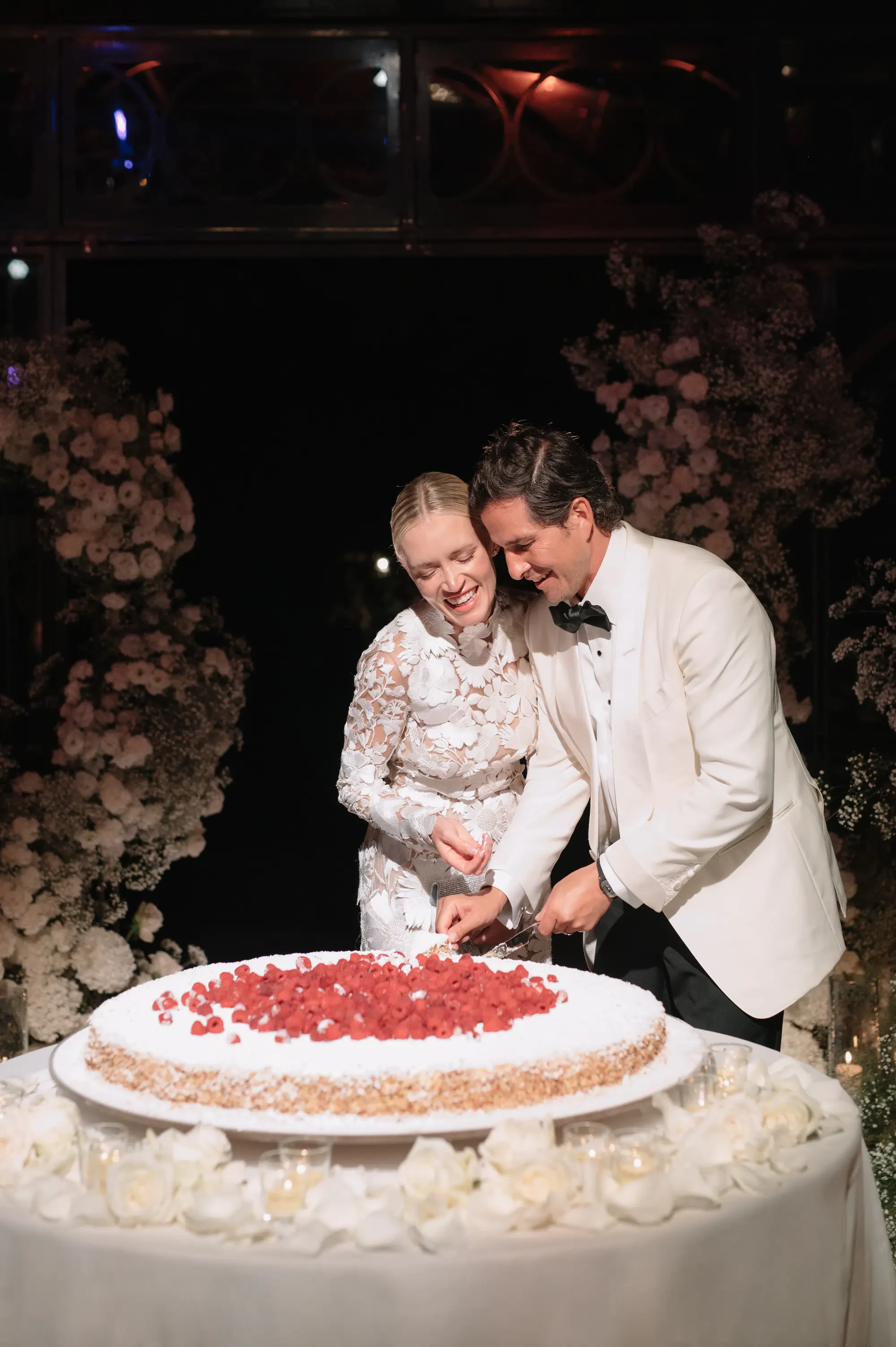 Bride and Groom cutting the wedding cake in Villa Balbiano