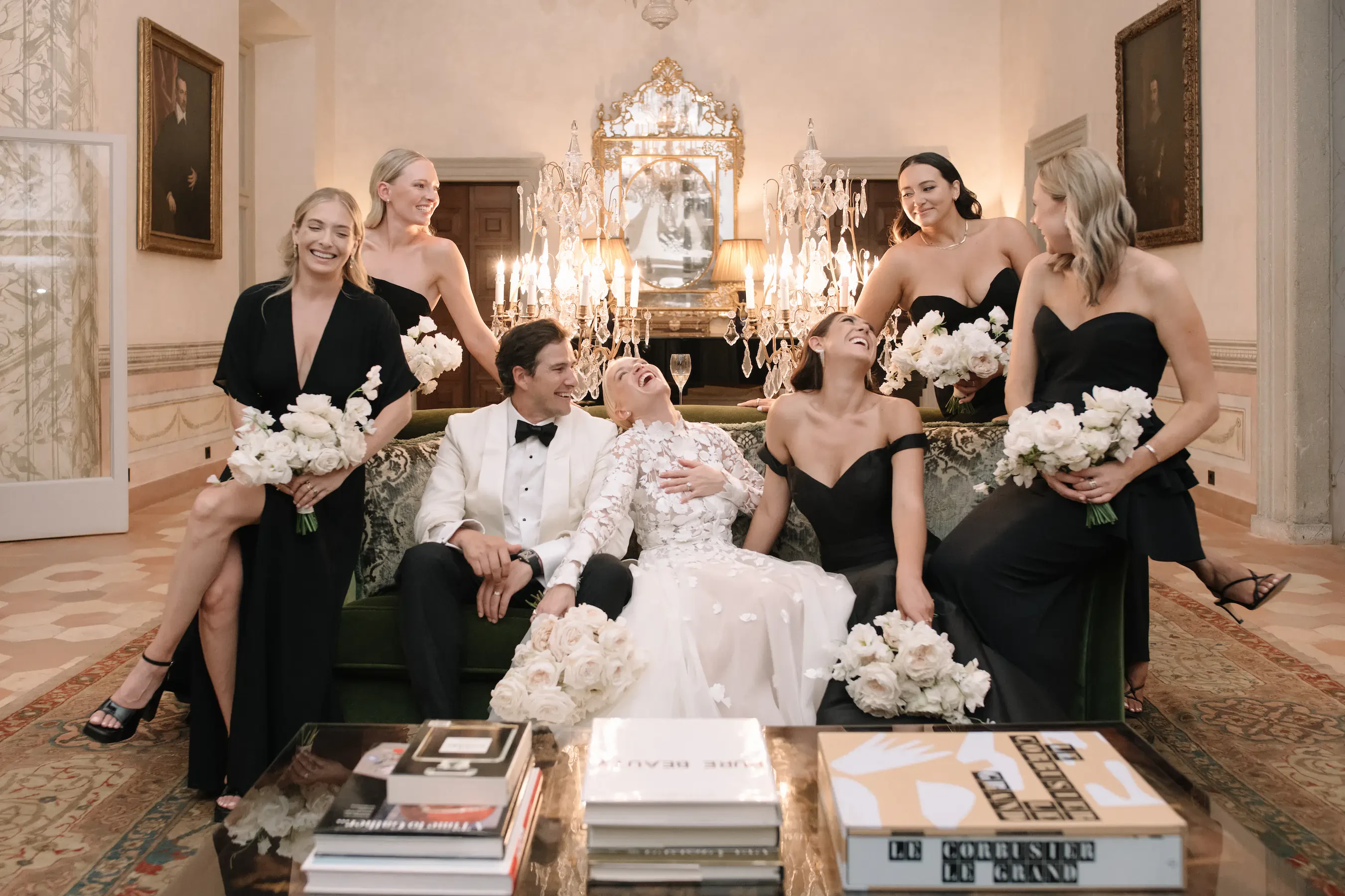 Portrait of newlyweds with bridesmaids in Villa Balbiano